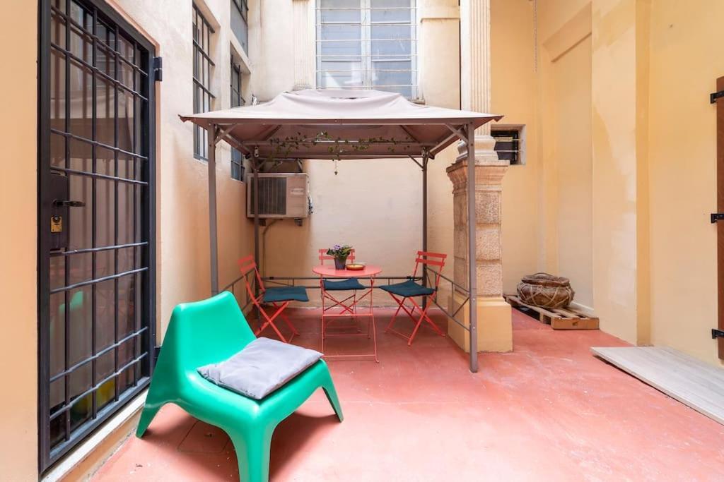 Central And Cozy Loft With Courtyard Болонья Экстерьер фото